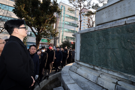 한동훈 국민의힘 비상대책위원장이 4일 오전 광주 북구 누문동 광주학생독립운동 기념탑에서 참배하고 있다.<연합뉴스>